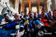 Un tribunal belga rechaza la extradición de tres exconsejeros catalanes Lo exconsejeros Lluis Puig, Toni Comín y Meritxell Serret conversan con los medios tras comparecer ante un tribunal en Bruselas, el 16 de mayo de 2018