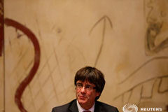 Puigdemont rechaza acudir al Senado, el Govern se debate sobre la DUI El presidente catalán, Carles Puigdemont, en una fotografía tomada el 24 de octubre de 2017