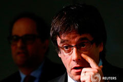Fiscales alemanes piden extraditar a Puigdemont por rebelión El nuevo presidente de la Generalitat, Quim Torra, (al fondo desenfocado) junto con su predecesor Carles Puigdemont en una rueda de prensa en Berlín el 15 de mayo de 2018