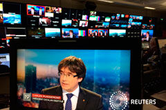 Un juez belga libera a Puigdemont con medidas cautelares Puigdemont aparece en un monitor durante una entrevista en televisión en una pantalla en un bar de Bruselas el 3 de noviembre de 2017