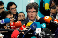 Puigdemont no ha descartado ninguna posibilidad para la investidura El expresidente catalán Carles Puigdemont habla con los medios tras reunirse con Roger Torrent, presidente del Parlament en Bruselas, el 24 de enero de 2018
