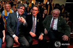 El expresidente catalán Artur Mas dimite al frente del PDeCat El expresidente regional catalán Carles Puigdemont (izq.) y su predecesor Artur Mas (centro) durante un acto a favor de la independencia de Cataluña, en Bruselas, 6 de diciembre de 2017