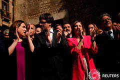 El fiscal general del Estado dice que Puigdemont podría ser detenido por malversación Puigdemont junto a la alcaldesa de Barcelona, Ada Colau (D), y la presidenta del Parlament, Carme Forcadell, y el delegado del Gobierno en Cataluña, Enric Milló (D), el 24 de septiembre en Barcelona