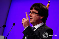 Puigdemont pide retirada de Policía y Guardia Civil y mediación internacional El presidente catalán, Carles Puigdemont, habla durante una rueda de prensa en el Palacio de la Generalitat en Barcelona, el 2 de octubre de 2017