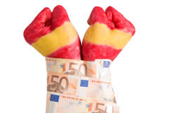 “Un eventual rescate de España no tendría un impacto negativo en su rating” Dos puños pintados con la bandera española y envueltos en billetes de 50 euros