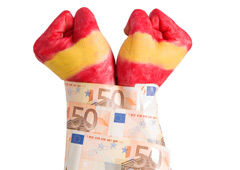 Dos puños pintados con la bandera española y envueltos en billetes de 50 euros