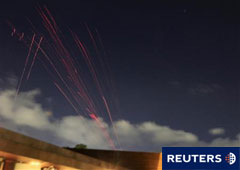 Imagen del 21 de marzo de los disparos de la artillería antiaérea libia disparando sobre las fuerzas de la coalición en el cielo de Trípoli.