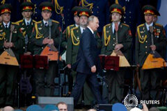Putin dice Rusia está aumentando arsenal nuclear, OTAN denuncia «ostentación» Putin sube al escenario para pronunciar el discurso inaugural de una feria de armas celebrada al oeste de Moscú, en una fotografía tomada el 16 de junio de 2015