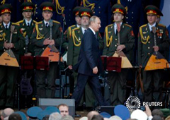 Putin sube al escenario para pronunciar el discurso inaugural de una feria de armas celebrada al oeste de Moscú, en una fotografía tomada el 16 de junio de 2015
