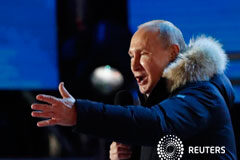 Vladimir Putin gana de manera aplastante otro mandato presidencial El presidente ruso Vladimir Putin pronuncia un discurso en un acto en Moscú, Rusia, el 18 de marzo de 2018