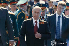 En el Día de la Victoria, Putin recuerda a los que derrotaron el fascismo El fascismo nunca debían ser traicionados. En la imagen, Putin (C) abandona el desfile del Día de la Victoria en la Plaza Roja de Moscú el 9 de mayo de 2014