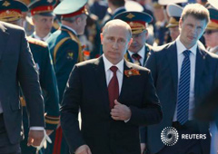 El fascismo nunca debían ser traicionados. En la imagen, Putin (C) abandona el desfile del Día de la Victoria en la Plaza Roja de Moscú el 9 de mayo de 2014