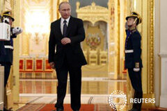 Putin y Poroshenko hablan de un posible alto el fuego en el este de Ucrania Putin llega a una ceremonia en Moscú, 12 de junio de 2014