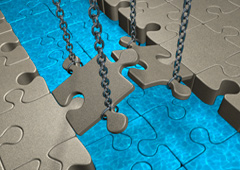 Piezas de puzzle cogidas con cadenas