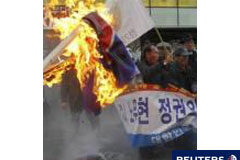 Pyongyang: Seúl lleva a la península al borde de la guerra Banderas ardiendo en una manifestación.