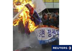 Banderas ardiendo en una manifestación.