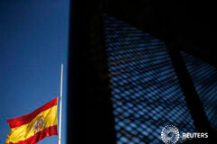 La OCDE mejora previsiones para España y pide mantener el pulso reformista Una bandera española en la Plaza de Colón, en el centro de Madrid, el 25 de julio de 2013