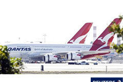La UE ordena más inspecciones en los motores de los A380 Dos A380 de Qantas en el aeropuerto internacional de Los Angeles, el 8 de noviembre de 2010.