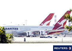 Dos A380 de Qantas en el aeropuerto internacional de Los Angeles, el 8 de noviembre de 2010.