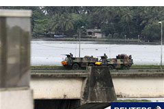 Fuerzas de Ouattara irrumpen en el búnker de Gbagbo Blindados franceses cruzan el puente General de Gaulle en Abiyán el 5 de abril de 2011.