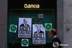 El juez Andreu para las preferentes aconseja romper el mito de ir por lo penal, habiendo respuesta más eficaz en lo civil y lo contencioso Un hombre pasa junto a una sucursal de Bankia
