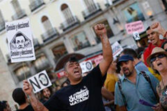 Oposición y ciudadanía esperan explicaciones de Rajoy por el caso Bárcenas Grupo de manifestantes