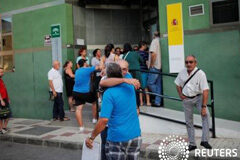 La tasa de paro en España cae al 20%, la más baja en casi 6 años La tasa de paro se redujo en España al 20 por ciento en el segundo trimestre, por debajo del 21 por ciento de tres meses antes, y la más baja en casi 6 años, en un periodo habitualmente positivo para el mercado laboral. En la imagen dos hombres se abrazan