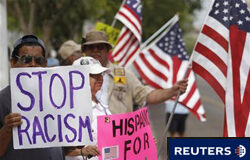 Aún no hay fallo tras la audiencia sobre la ley de Arizona manifestantes protestan contra la ley de Arizona en los exteriores de un tribunal en Phoenix, el 22 de julio de 2010.