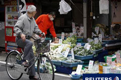 Detectan niveles peligrosos de radiación en el agua de Tokio Un cliente compra en una verdulería en Togoshi Ginza en Tokio el 23 de marzo de 2011.