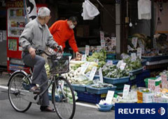 Un cliente compra en una verdulería en Togoshi Ginza en Tokio el 23 de marzo de 2011.
