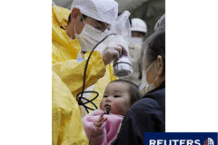 El miedo a la radiación desata pánico y evacuaciones en Tokio Un bebé es examinado en Nihonmatsu, en la prefectura de Fukushima, el 15 de marzo de 2011.