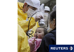 Un bebé es examinado en Nihonmatsu, en la prefectura de Fukushima, el 15 de marzo de 2011.