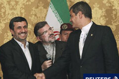 Irán cierra en Ecuador una polémica gira por América Latina El presidente de Ecuador, Rafael Correa (dcha.) estrecha la mano de Ahmadineyad ante un intérprete durante una rueda de prensa conjunta en el Palacio Carondelet tras su encuentro en Quito