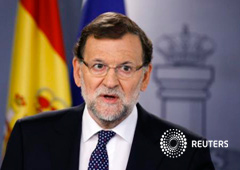 Rajoy habla a la prensa en el Palacio de la Moncloa en Madrid, el 27 de octubre de 2015
