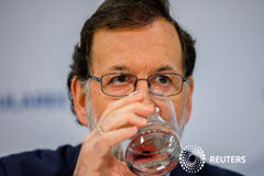 El Gobierno mantiene la intención de recurrir la investidura de Puigdemont El presidente del gobierno español, Mariano Rajoy, bebe aga durante un encuentro con miembros del PP en su sede madrileña el 15 de enero