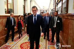 El Gobierno veta el alza de las pensiones exigida por la oposición en el Congreso El presidente del Gobierno, Mariano Rajoy (en el centro) llega al Congreso en Madrid, 23 de noviembre de 2016