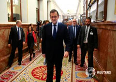 El presidente del Gobierno, Mariano Rajoy (en el centro) llega al Congreso en Madrid, 23 de noviembre de 2016