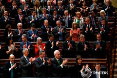 Rajoy propone nuevas leyes para controlar las cuentas de los partidos El presidente del Gobierno, Mariano Rajoy, es aplaudido por sus compañeros del Partido Popular tras su discurso en el debate sobre el Estado de la Nación en el Congreso de los Diputados, el 20 de febrero de 2013