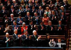 El presidente del Gobierno, Mariano Rajoy, es aplaudido por sus compañeros del Partido Popular tras su discurso en el debate sobre el Estado de la Nación en el Congreso de los Diputados, el 20 de febrero de 2013