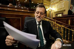 España bonificará durante dos años la contratación indefinida Rajoy en una sesión de control al Gobierno en el Congreso, el 18 de diciembre de 2013
