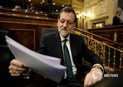 Rajoy en una sesión de control al Gobierno en el Congreso, el 18 de diciembre de 2013