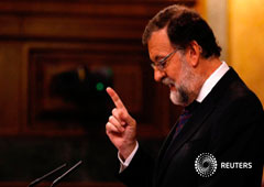 Rajoy gesticula durante un pleno sobre corrupción en el Congreso, en Madrid el 30 de agosto de 2017.