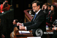 Rajoy se dirige a los votantes en el debate de la nación Rajoy ajusta los micrófonos en el podio antes del inicio del debate en el Congreso de los Diputados en Madrid el 24 de febrero de 2015