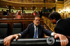 El reparto de cargos del Congreso tropieza con la falta de pacto para gobernar El presidente del Gobierno en funciones, Mariano Rajoy (I), habla con el jefe de su Gabinete, Jorge Moragas, en el Congreso de los Diputados en Madrid, el 25 de agosto de 2015