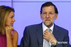 Castilla-La Mancha pedirá unos 800 millones al fondo de liquidez En la imagen,la presidenta de Castilla-La Mancha, María Dolores de Cospedal, mira al presidente del Gobierno, Mariano Rajoy, el 3 de septiembre de 2012 en Madrid