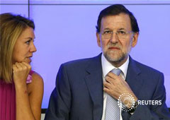 En la imagen,la presidenta de Castilla-La Mancha, María Dolores de Cospedal, mira al presidente del Gobierno, Mariano Rajoy, el 3 de septiembre de 2012 en Madrid