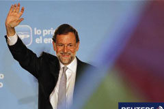 El PP barre en las elecciones y el PSOE se hunde Rajoy saluda a los seguidores del PP congregados frente a la sede del partido,