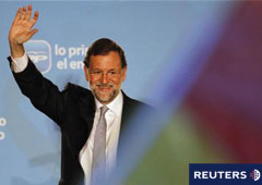 Rajoy saluda a los seguidores del PP congregados frente a la sede del partido,