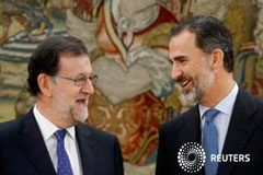 Rajoy desvelará su nuevo Gobierno tras reunirse con el rey a las 18:00 horas Rajoy conversa con Felipe VI durante la ceremonia de jura del cargo el 31 de octubre de 2016 en Madrid