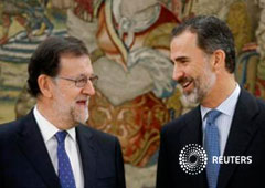 Rajoy conversa con Felipe VI durante la ceremonia de jura del cargo el 31 de octubre de 2016 en Madrid